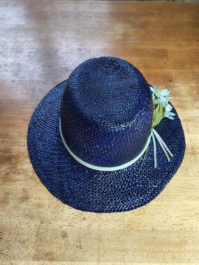 Deadstock nwt vintage dark blue straw Panama sun hat with light blue daisies